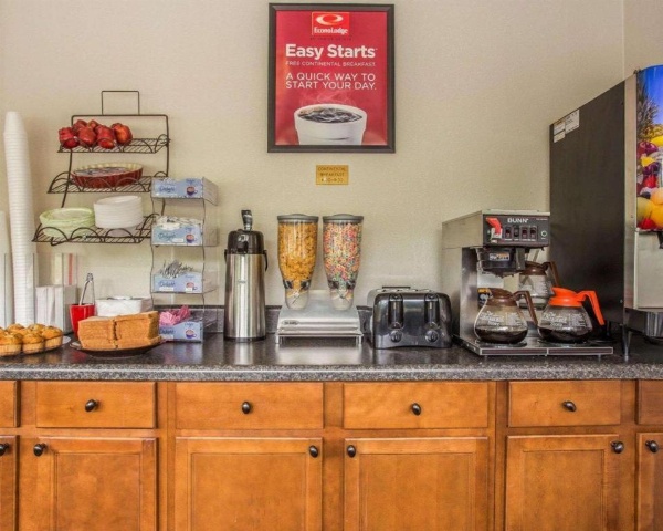 Econo Lodge Fort Jackson image 14
