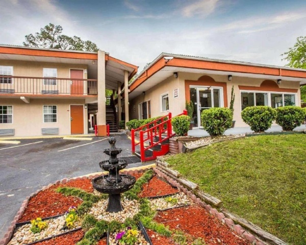 Econo Lodge Fort Jackson image 5