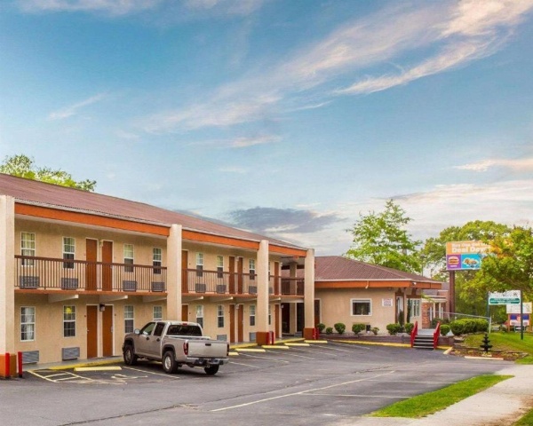 Econo Lodge Fort Jackson image 6