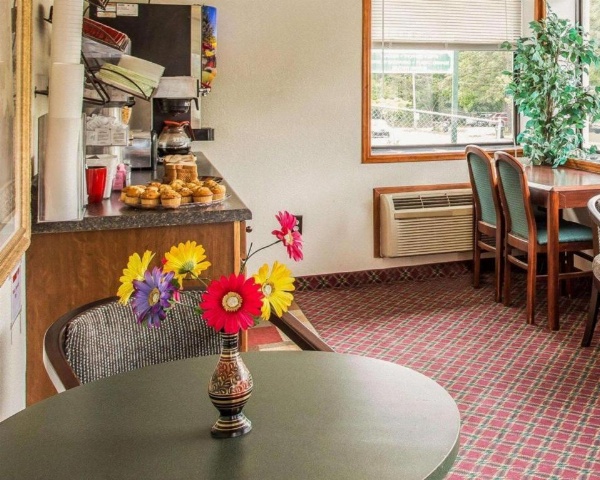 Econo Lodge Fort Jackson image 9